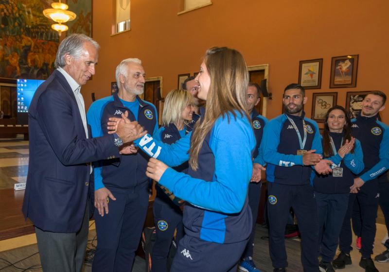 182 ©ZC_GMT_155052 182 ©ZC_GMT_155052