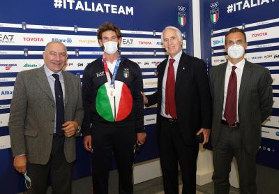 Consiglio Nazionale: Medaglia olimpica a Rossetti (Canottaggio), targa alla dott.ssa Di Giacinto