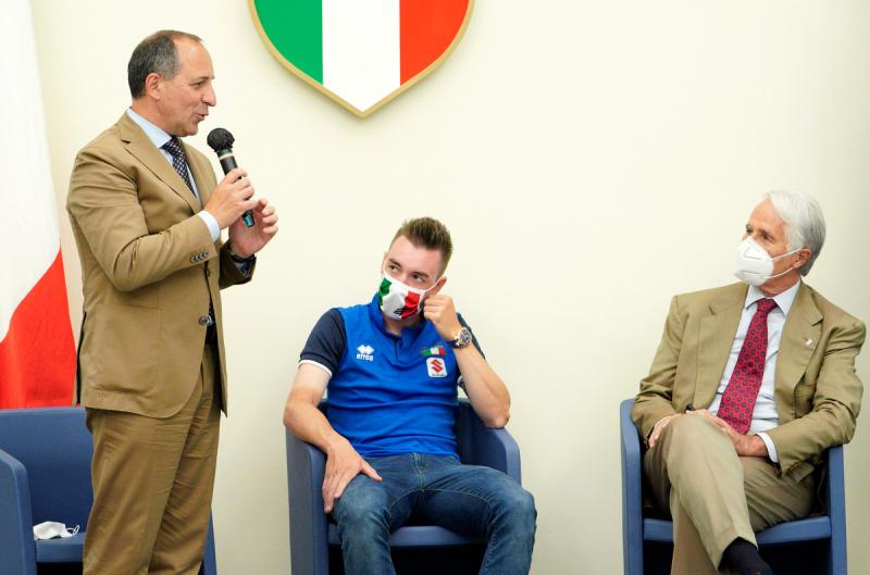 Elia Viviani Portabandiera Foto Luca Pagliaricci025 Elia Viviani Portabandiera Foto Luca Pagliaricci025