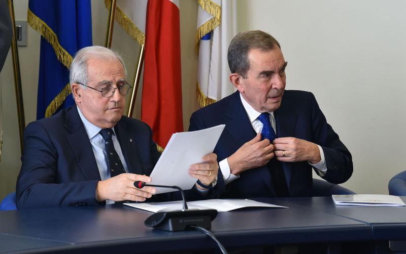 insiemecontroilcancromezzelanigmt0006 insiemecontroilcancromezzelanigmt0006