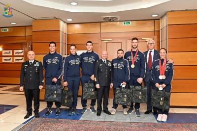 Il Capo di Stato Maggiore dell’Aeronautica, Gen. Sq. Aerea Luca Goretti, con il Presidente del CONI Malagò, salutano gli atleti dell’Arma azzurra ai Giochi Olimpici invernali di Pechino e ai Mondiali di Las Vegas