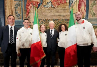 Il Presidente della Repubblica Mattarella consegna il tricolore ai portabandiera di Milano Cortina 2026