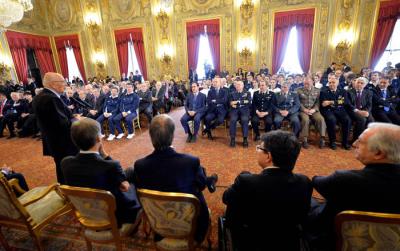 Il Presidente Napolitano consegna  la bandiera agli alfieri della squadra olimpica e paralimpica