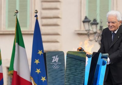 Milano Cortina 2026: il Presidente Mattarella accende il braciere del viaggio della fiamma olimpica