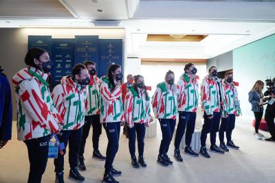 Le staffette dello short track festeggiano le medaglie a Casa Italia