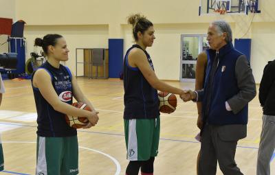 Malagò carica la Nazionale femminile di pallacanestro in vista dell'esordio nelle qualificazioni per Euro 2019