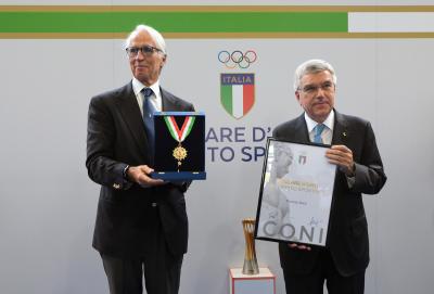 Malagò consegna il Collare d'Oro al Presidente del CIO Bach