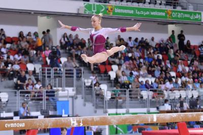 Medaglie pesanti della ginnastica sulle ali delle farfalle