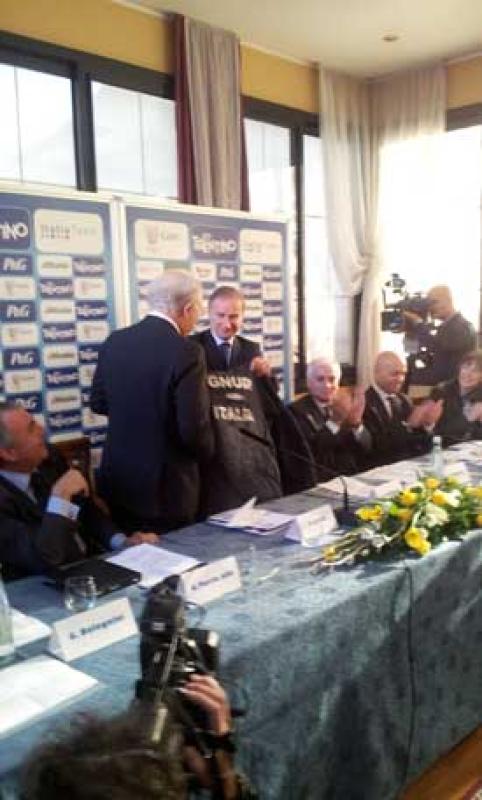 Petrucci-consegna-maglia-a-Gnudi-2 Petrucci-consegna-maglia-a-Gnudi-2