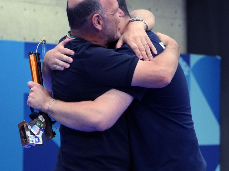 argento bronzo pistola m maldini monna foto mezzelani gmt104 argento bronzo pistola m maldini monna foto mezzelani gmt104