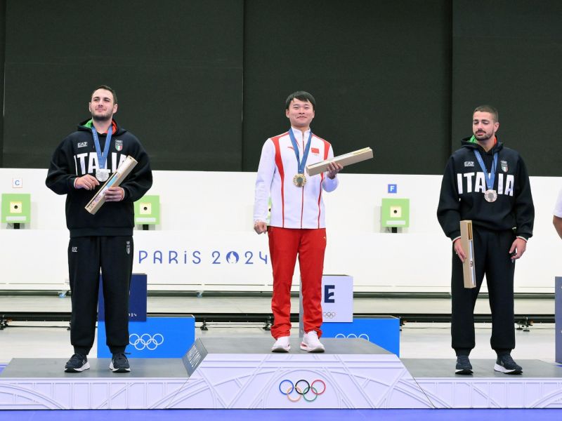 argento bronzo pistola m maldini monna foto mezzelani gmt70 argento bronzo pistola m maldini monna foto mezzelani gmt70