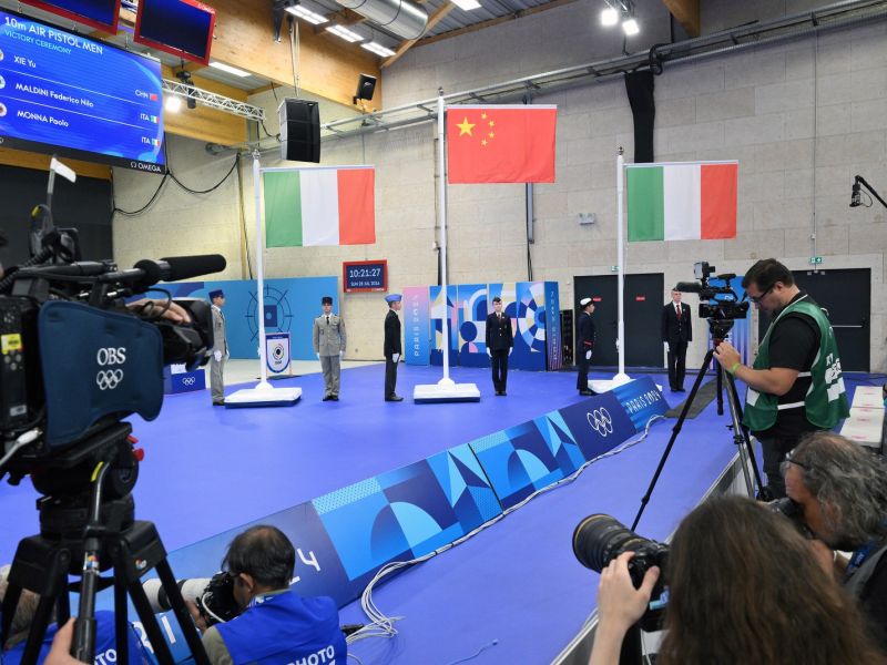 argento bronzo pistola m maldini monna foto mezzelani gmt73 argento bronzo pistola m maldini monna foto mezzelani gmt73