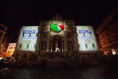 Show di luci e colori, Fontana Trevi diventa “olimpica”