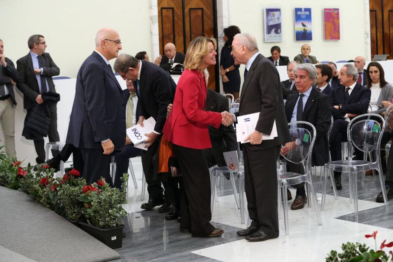 stati generali sport nero  foto mezzelani-pagliaricci gmt573 stati generali sport nero  foto mezzelani-pagliaricci gmt573