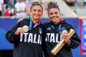 oro tennis doppio errani sara paolini jasmine ita vs andreeva mirra shnaider diana ain sfe01576 copia simone ferraro ph oro tennis doppio errani sara paolini jasmine ita vs andreeva mirra shnaider diana ain sfe01576 copia simone ferraro ph