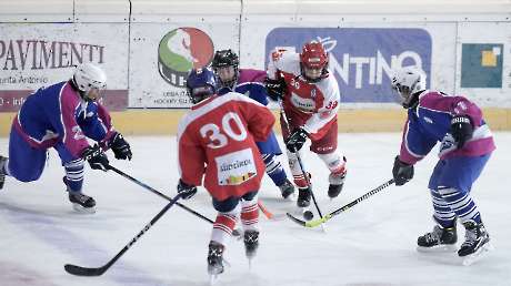 2218 Hockey 154 ph Simone Ferraro 24-SFA09114