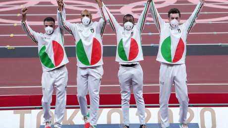 Staffetta 4x100m Premiazione ORO Foto Luca Pagliaricci GMT PAG04919 copia