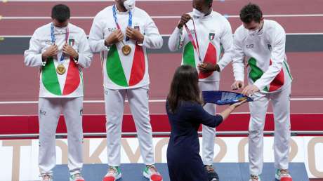Staffetta 4x100m Premiazione ORO Foto Luca Pagliaricci GMT PAG04985 copia