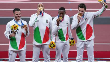 Staffetta 4x100m Premiazione ORO Foto Luca Pagliaricci GMT PAG05176 copia