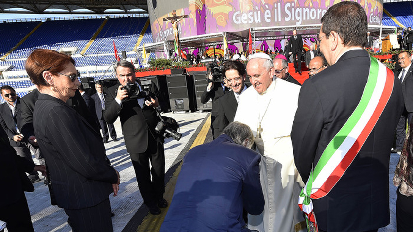 Pope Francis at the Olympic Stadium: a celebration for 52000 faithful. The commotion of President Malagò