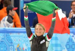 Arianna Fontana flag bearer at the closing ceremony