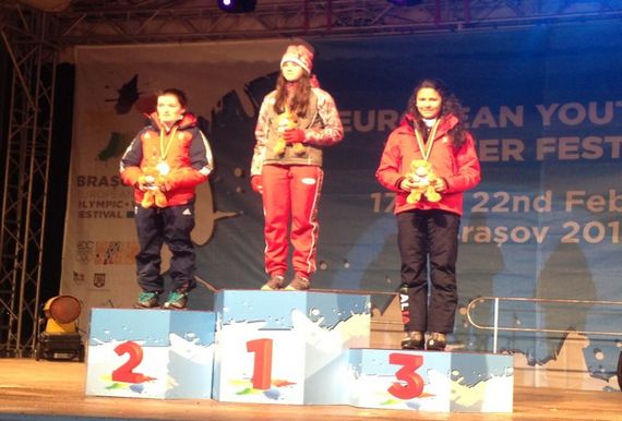 EYOWF: Quattro medaglie per l'Italia nel primo giorno di gare a Brasov. Oro per Verena Gassliter nel gigante davanti a Roberta Melesi. Due bronzi nello short track