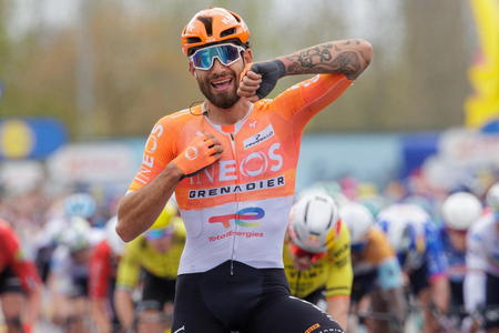Attraverso le Fiandre, Ganna fa sua la vittoria: battuto il belga Van Aert a Waregem