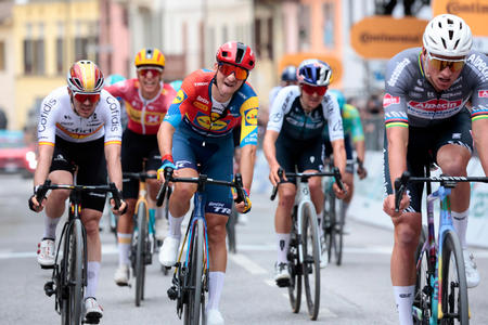 Al via il 108° Giro d'Italia: 48 azzurri pronti alla partenza da Durazzo il 9 maggio