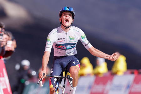 Vuelta: Giulio Pellizzari fa sua la 17ª tappa e si assicura la prima vittoria in carriera