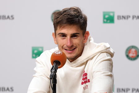 Roland Garros, ritiro Arnaldi per un virus intestinale: Cobolli va in finale contro Zverev